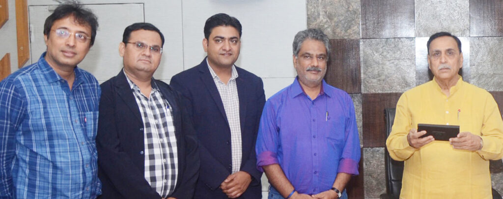 મુખ્યમંત્રીના હસ્તે કારકિર્દીની મેટ્રો ટ્રેન પુસ્તકનું વિમોચન